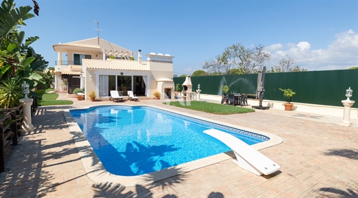 Villa de 3 dormitorios en venta en Quarteira. Moderno con piscina privada y jardín