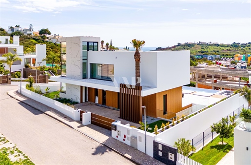 Detached 5 bedroom villa with pool and sea views, for sale in Albufeira