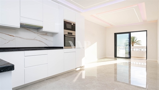 Apartamento reformado de 2 dormitorios en venta en Quarteira, con vistas panorámicas al mar