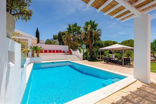 Villa mitoyenne de 3+1 chambres à vendre à Albufeira, avec piscine privée