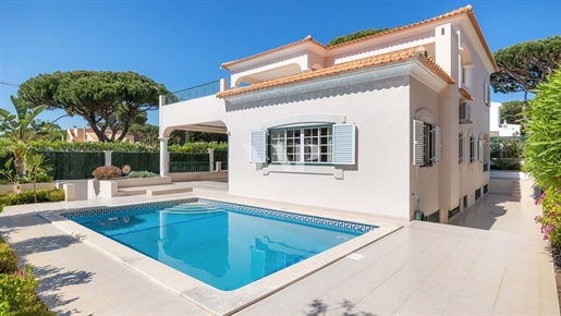 Villa mit 3 + 2 Schlafzimmern zum Verkauf in Vilamoura, mit privatem Pool