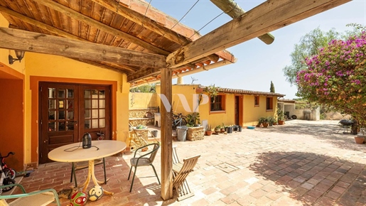 Villa de 5 chambres à vendre à Almancil, insérée dans la parcelle avec 4835 m2