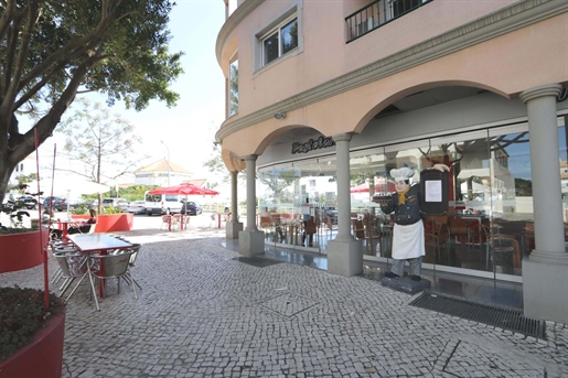 Commercial space for sale in Quarteira town centre