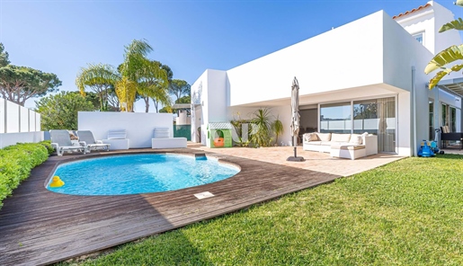 4 bedroom villa for sale in Vilamoura, fully renovated and with private pool