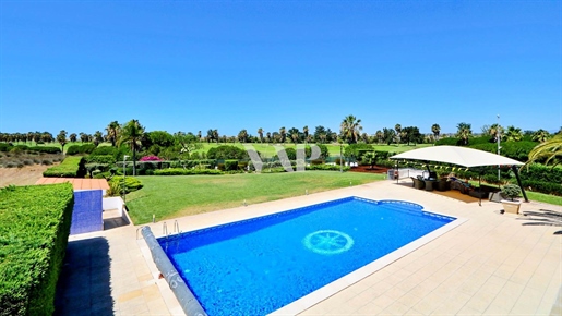 Villa de 4+1 dormitorios en venta en Albufeira, moderna y lujosa con vistas al golf