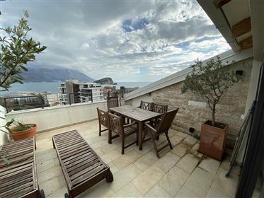 Stylishly renovated top floor apartment with amazing views!