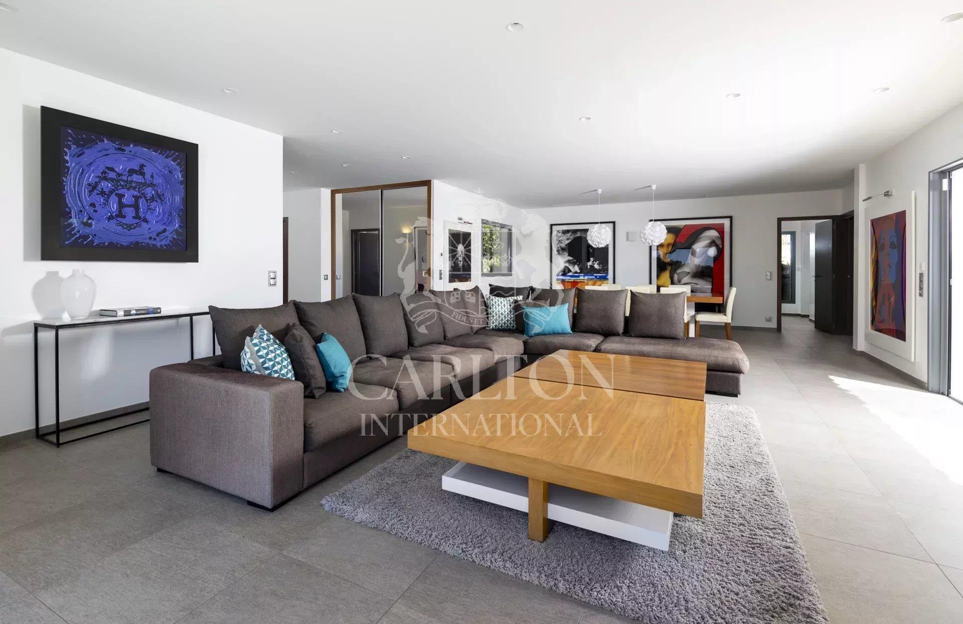 Roquefort Les Pins : Sole Agent - Magnificent Contemporary Villa With Sea View