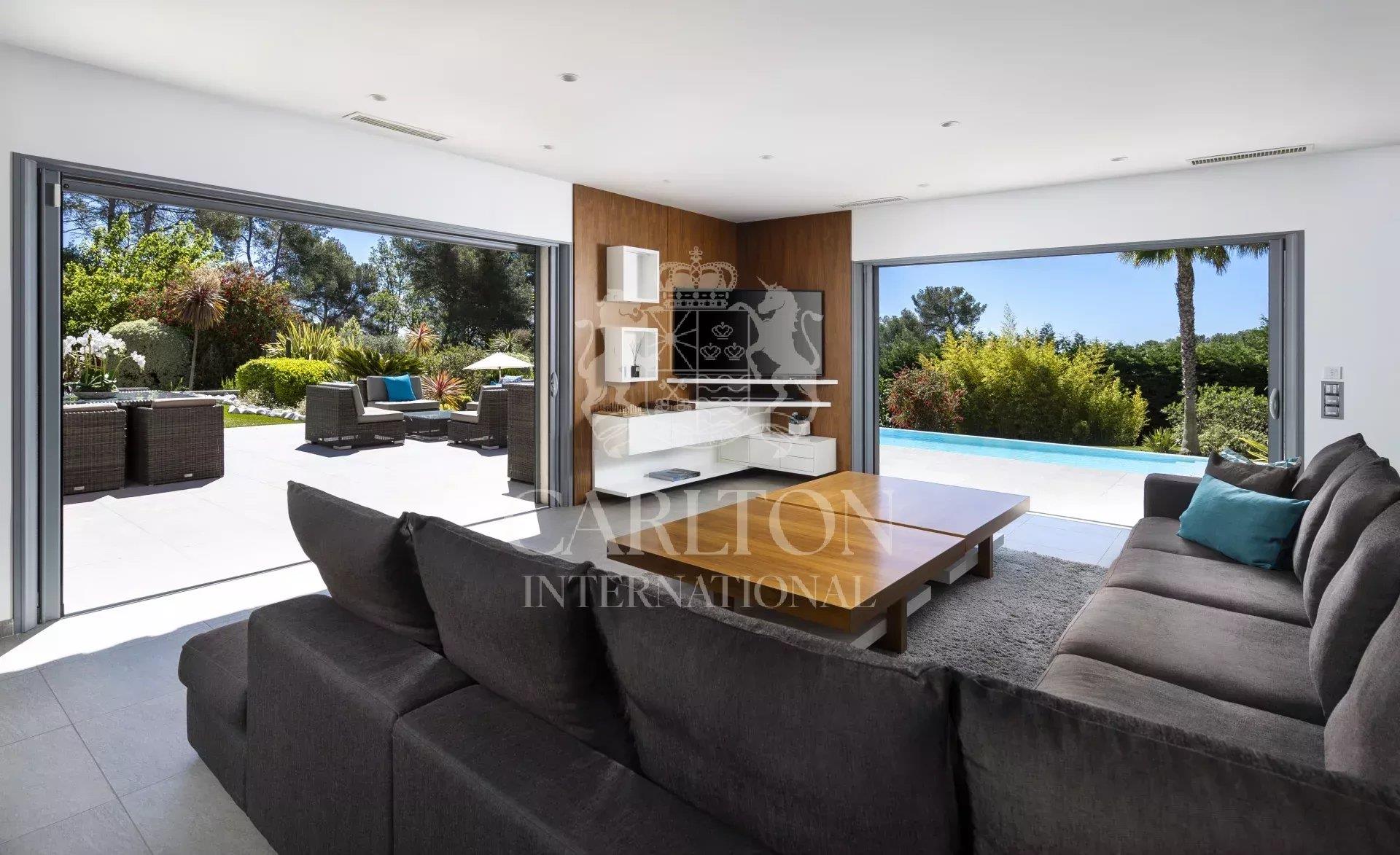 Roquefort Les Pins : Sole Agent - Magnificent Contemporary Villa With Sea View
