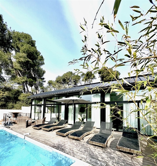 Onder architectuur gebouwde villa van 300 M2 te koop op 10 minuten van Arles