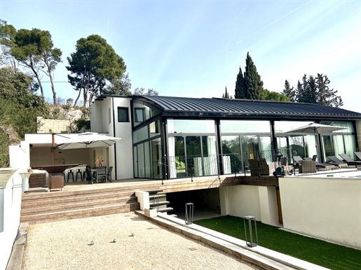 Onder architectuur gebouwde villa van 300 M2 te koop op 10 minuten van Arles
