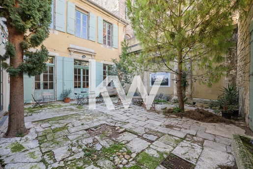 Very nice mansion in Beaucaire with interior patio