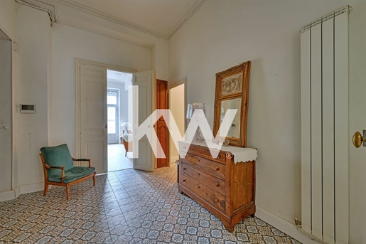 For sale: 159-sqm four-bedroom flat in Nimes
