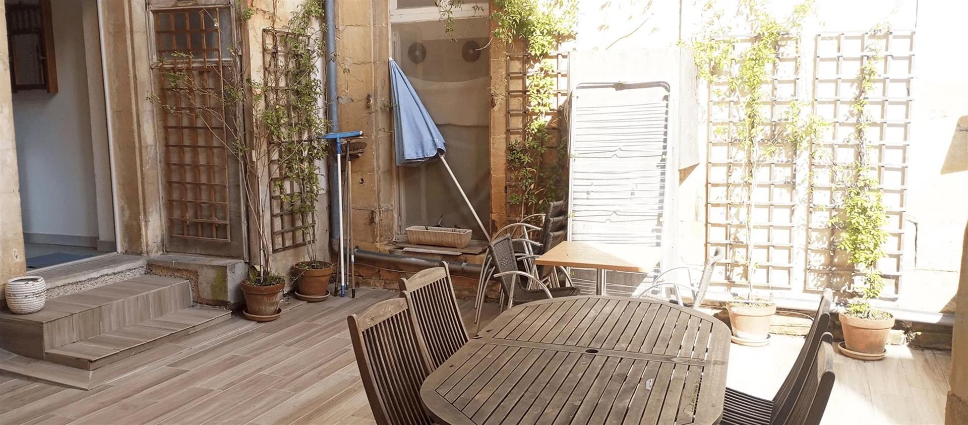 Apartment in the centre of Sarlat, balcony and terrace 