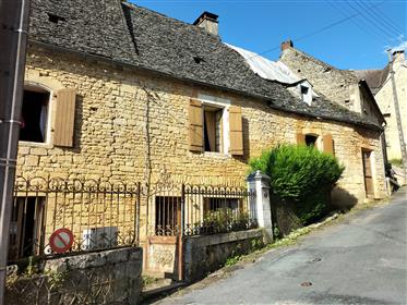 House of character to restore, in the heart of a village with 601m² of gardengarden 