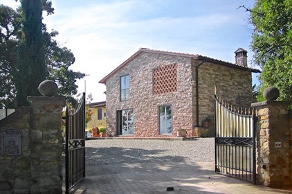 Vidiecky dom / Dvor 500 m2 v meste Vicchio