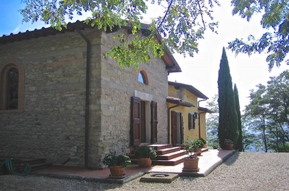 Vidiecky dom / Dvor 500 m2 v meste Vicchio