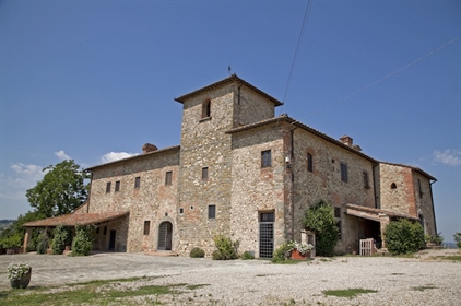 Dom na wsi / Dwór o powierzchni 1250 m2 w San Casciano in Val di Pesa