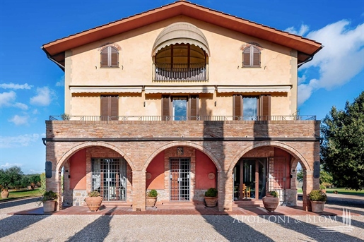 Rustico/Casale/Corte di 850 m2 a Cortona