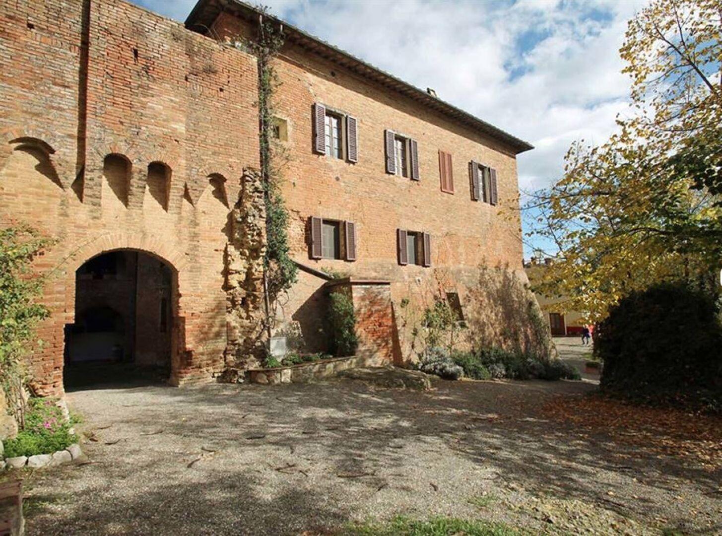 Purchase: Luxury property (53100)