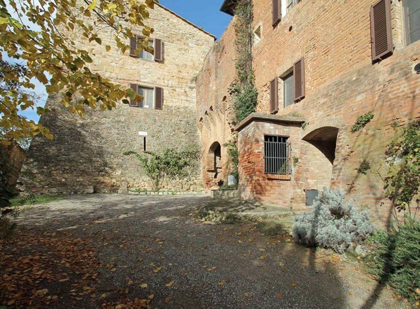 Purchase: Luxury property (53100)