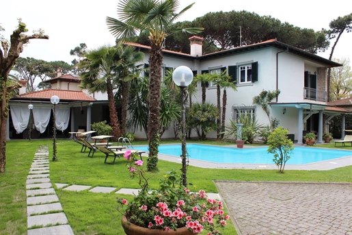 Villa ou cottage de 600 m2 à Forte dei Marmi