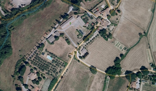 Grunty rolne o powierzchni 770 m2 w Cetona