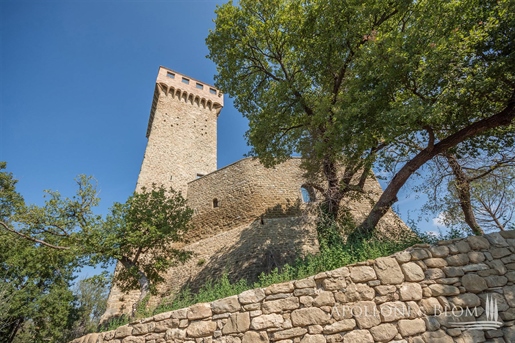 Château de 1080 m2 à Passignano sul Trasimène