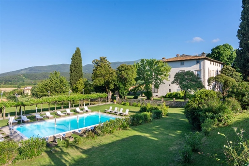 Villa o casa rural de 2049 m2 en Lucca