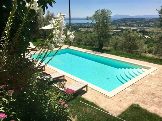 Rustico/Casale/Corte di 364 m2 a Tuoro sul Trasimeno