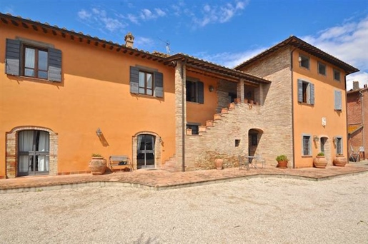 Ländliches/Bauernhaus/Hof von 595 m2 in Perugia