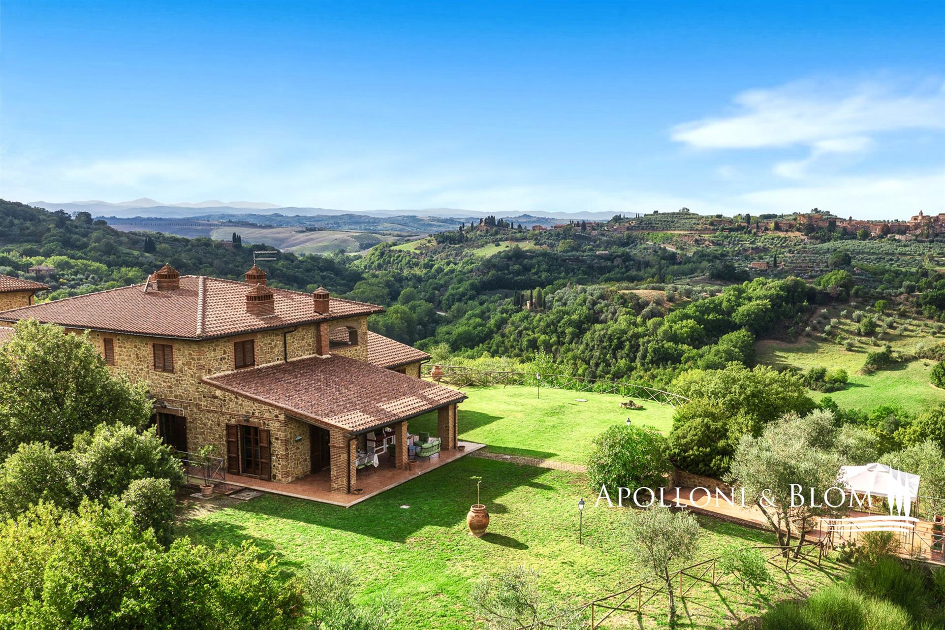 In a village with swimming pool and olive grove overlooking Trequanda