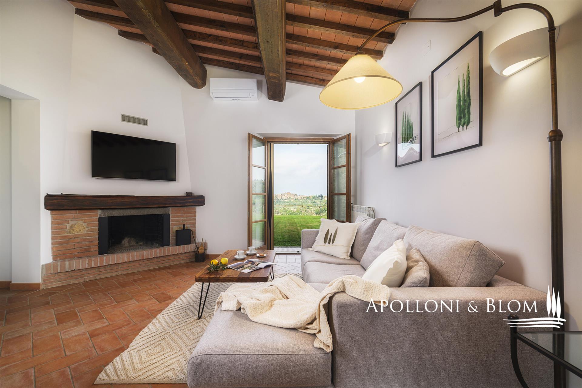 In a village with swimming pool and olive grove overlooking Trequanda