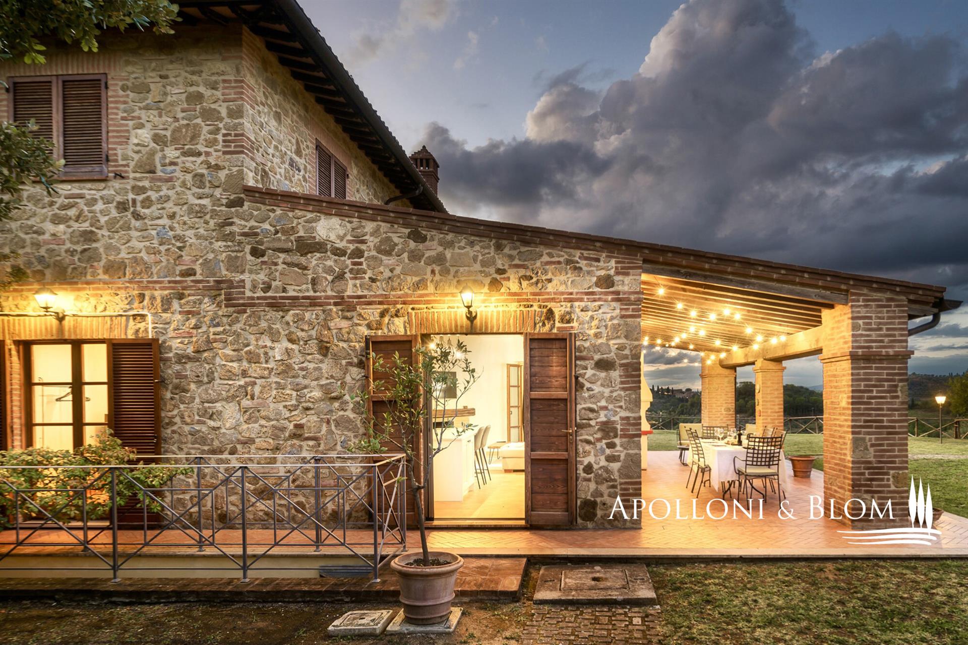 In a village with swimming pool and olive grove overlooking Trequanda