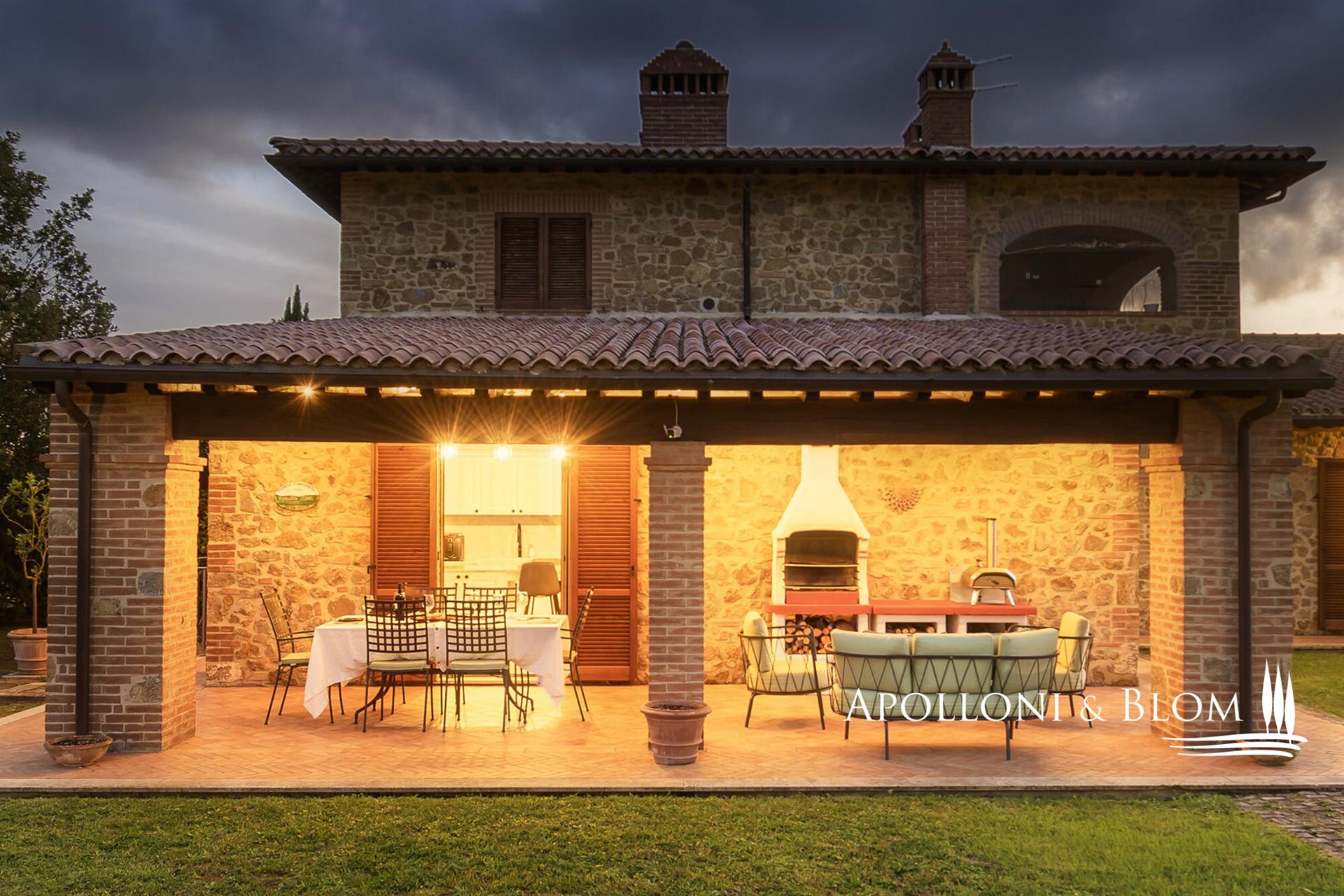 In a village with swimming pool and olive grove overlooking Trequanda