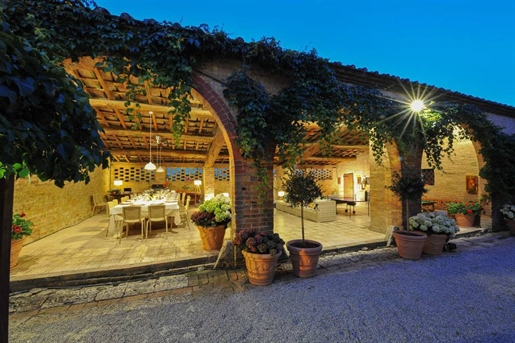 Landhaus / Hof von 768 m2 in Monteroni d'Arbia