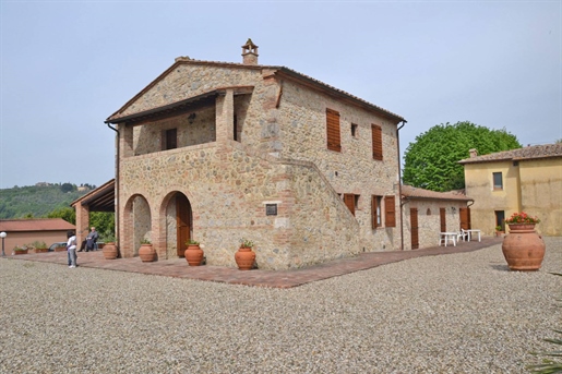 Azienda Agricola di 670 m2 a Monteriggioni