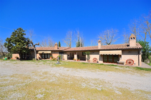 Ferme/Cour de 550 m2 à Chiusi