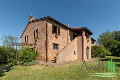 Landhuis / Hof van 340 m2 in Castiglione del Lago