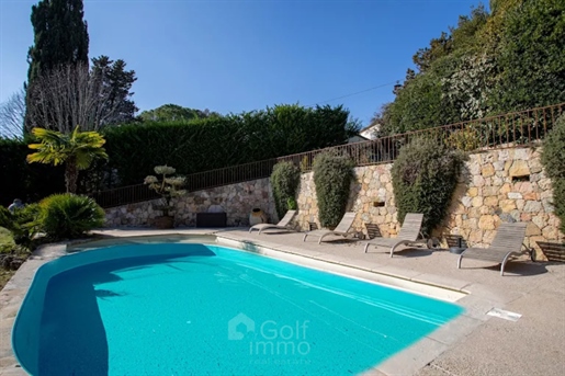 Valbonne village - 830 sqm house with garden and swimming pool