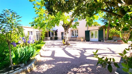 Saint-Didier - Mansion of 250 m² with garage and garden