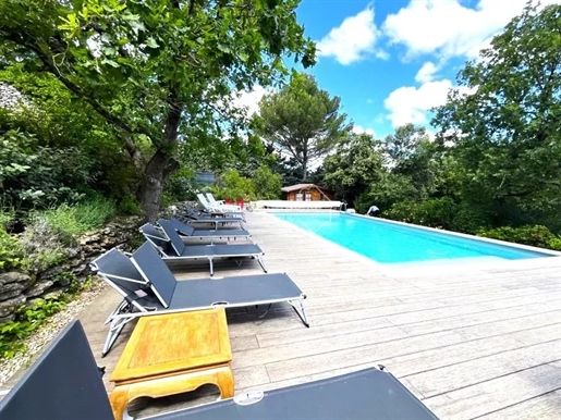 Venasque - Property of 335 m² of living space with swimming pool