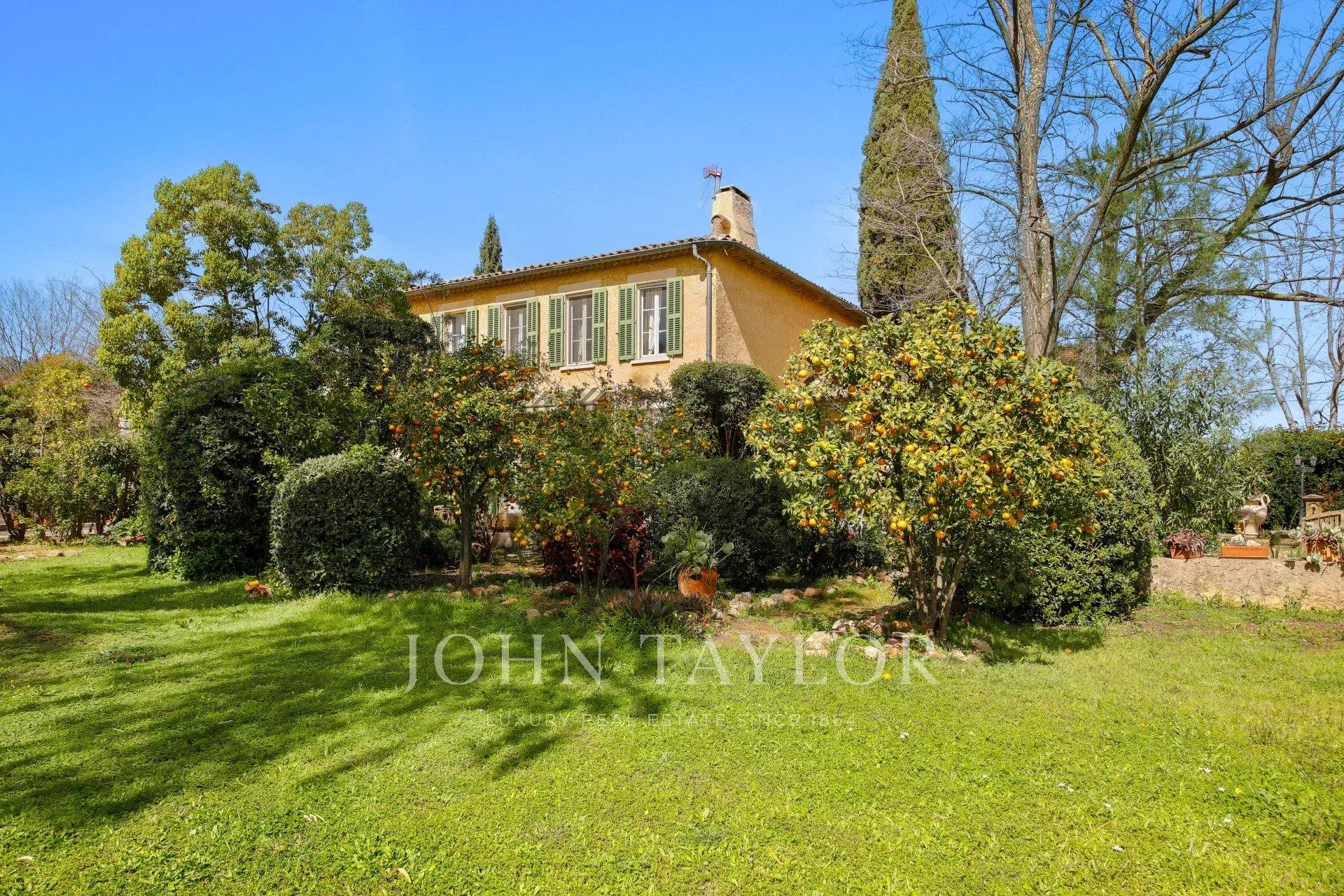 Stone farmhouse surrounded by vineyards, 5 minutes from the beach
