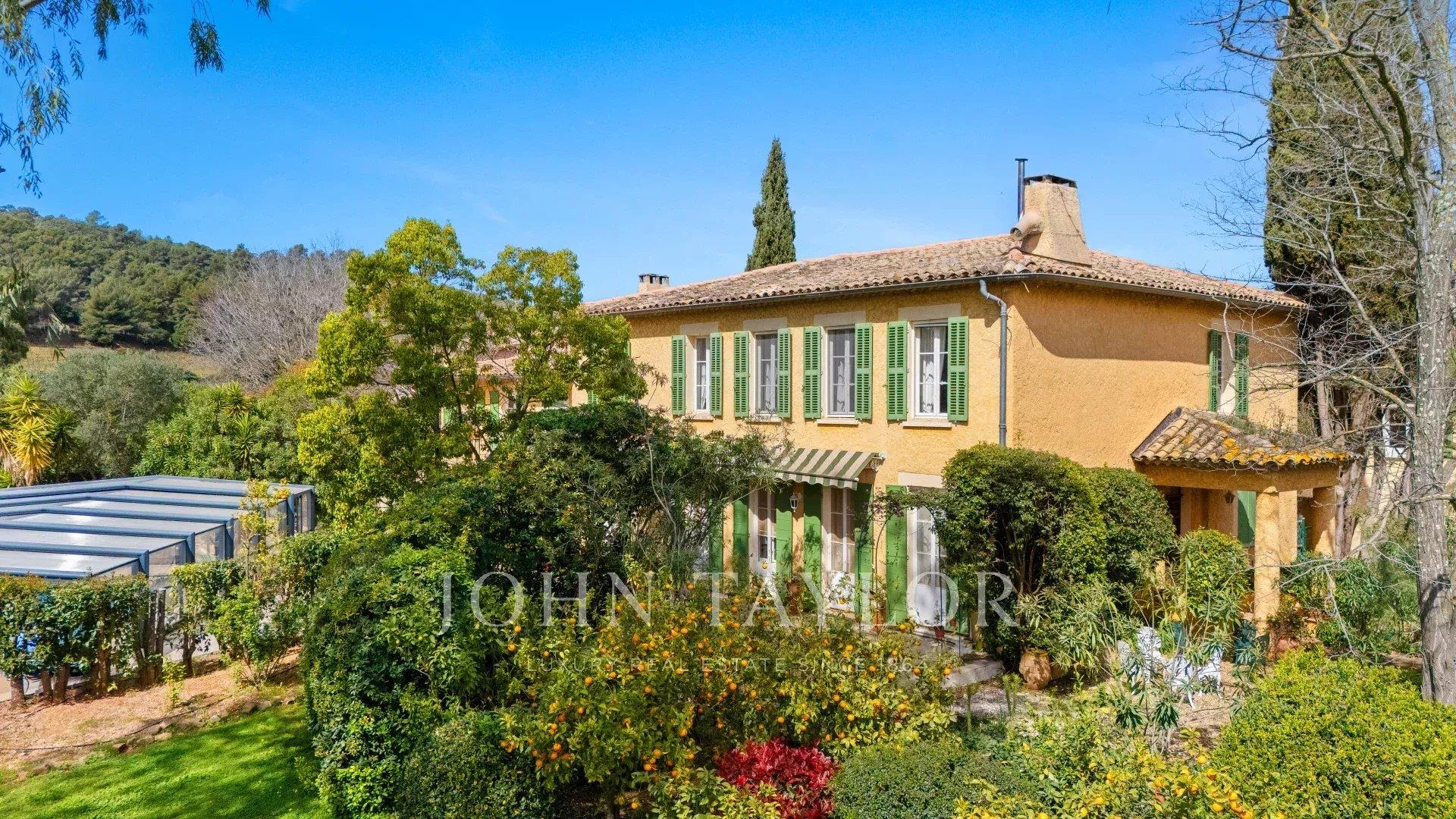 Stone farmhouse surrounded by vineyards, 5 minutes from the beach