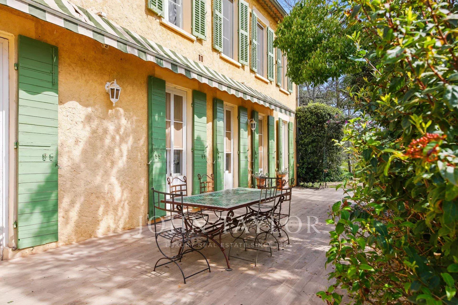 Stone farmhouse surrounded by vineyards, 5 minutes from the beach