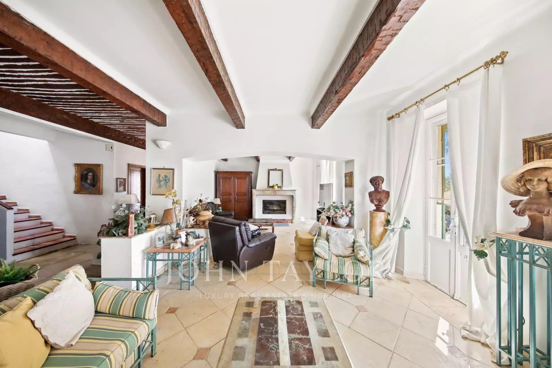Stone farmhouse surrounded by vineyards, 5 minutes from the beach