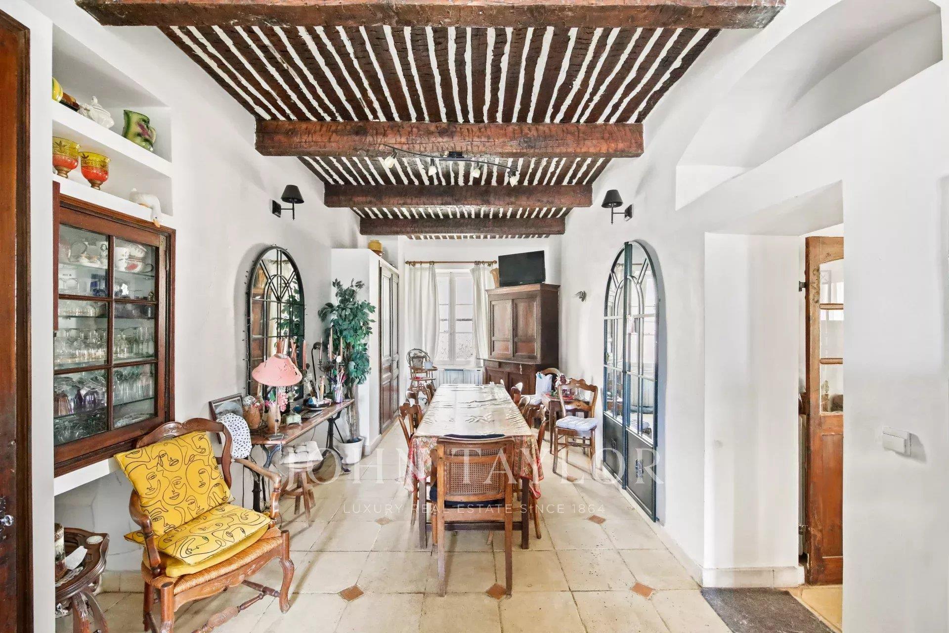 Stone farmhouse surrounded by vineyards, 5 minutes from the beach