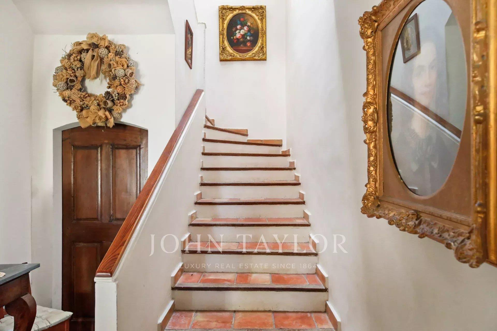 Stone farmhouse surrounded by vineyards, 5 minutes from the beach