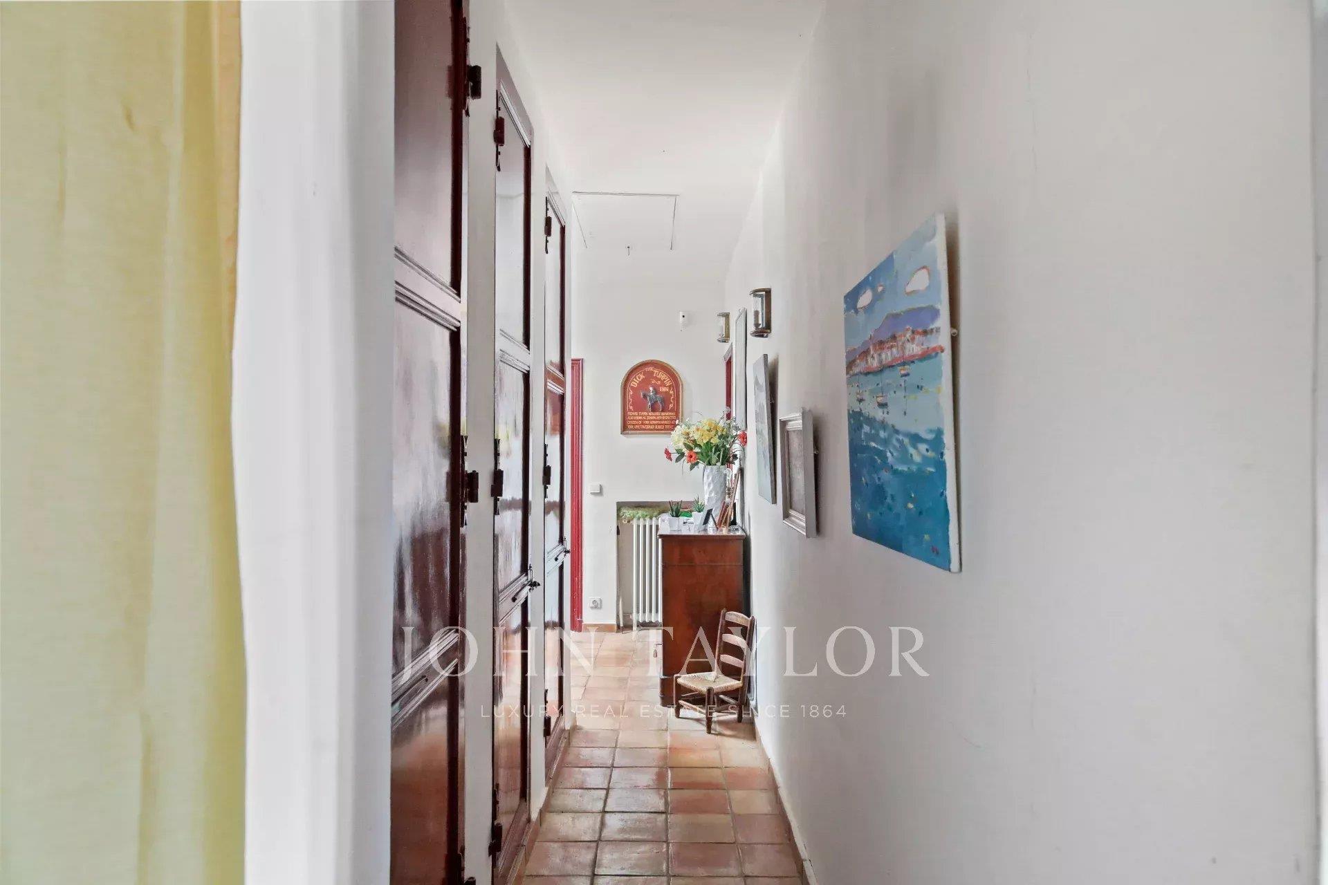 Stone farmhouse surrounded by vineyards, 5 minutes from the beach