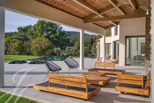 New architect-designed villa with swimming pool
