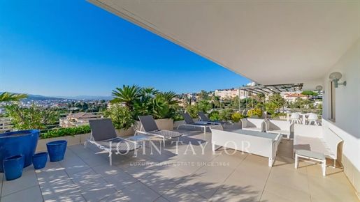 Apartamento de esquina excecional com um grande terraço